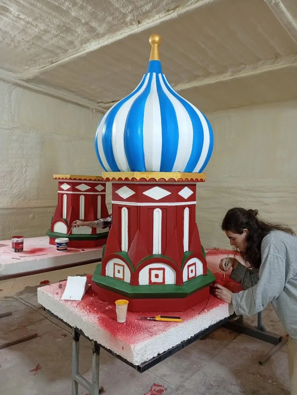 Ручная роспись декоративной башни с сине-белым куполом