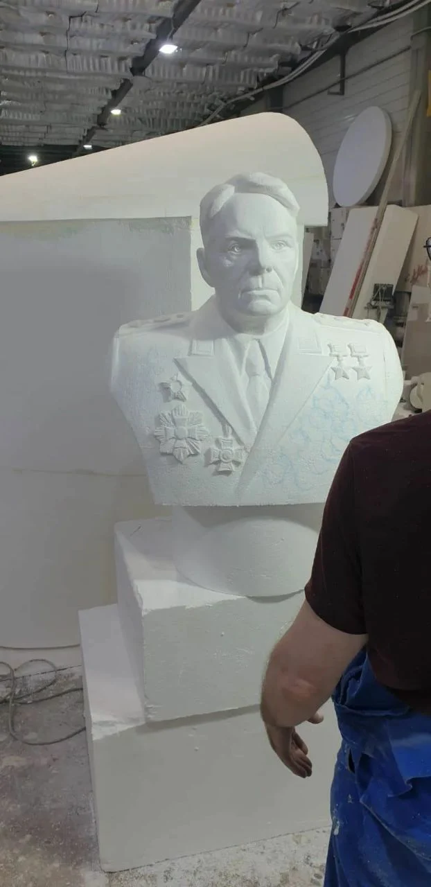 Портретный бюст из пенопласта в производственном цехе