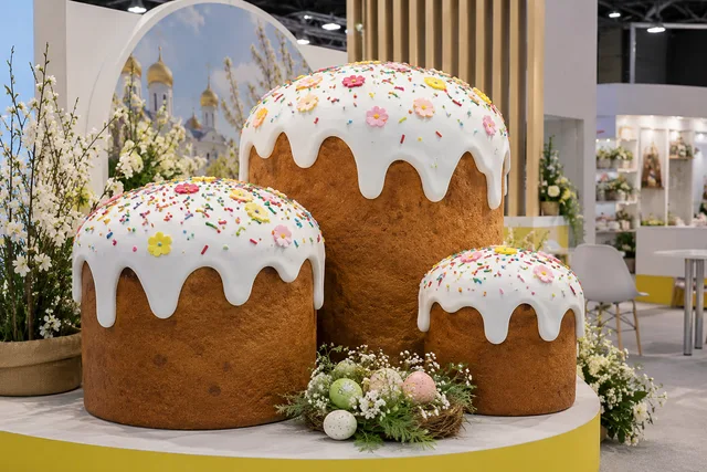 Муляжи куличей из пенопласта — увеличенный экспонат