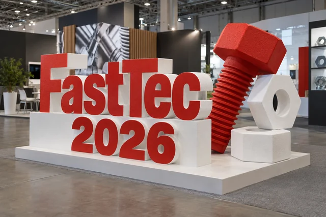 Пример возможного исполнения: FastTec 2026, объёмные буквы и тематический декор из пенопласта внутри выставочного зала